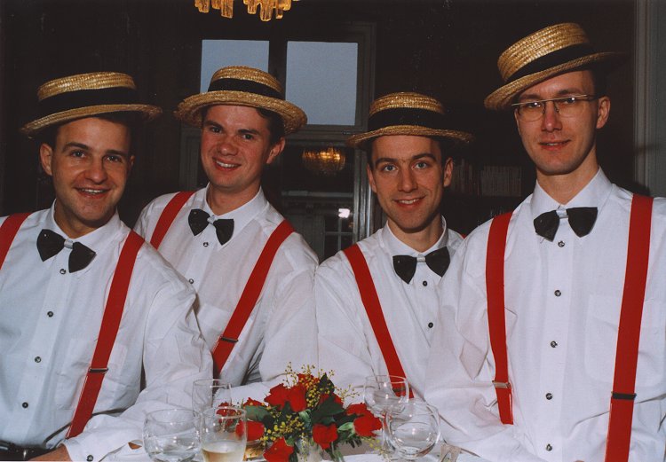 Grinsende Barbershop Boys an Rosengesteck